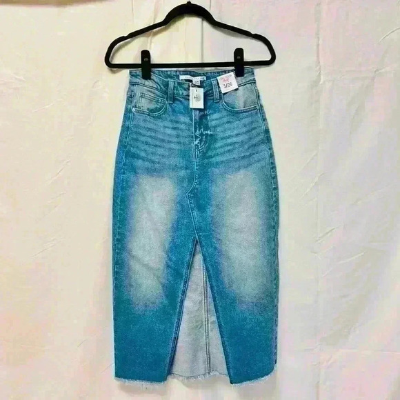 NWT CELEBRITY PINK Juniors' Denim
Front-Slit Frayed-Hem Midi Skirt size 3/26 - Picture 7 of 10